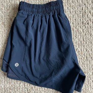 Lululemon 4 inch hotty hots size 8